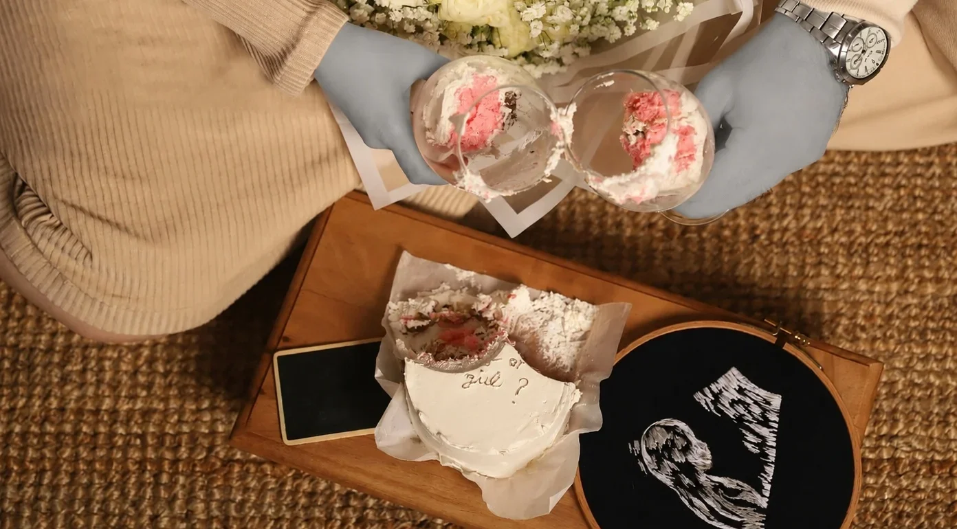 ایده عکاسی بارداری دونفره در آتلیه با نور طبیعی