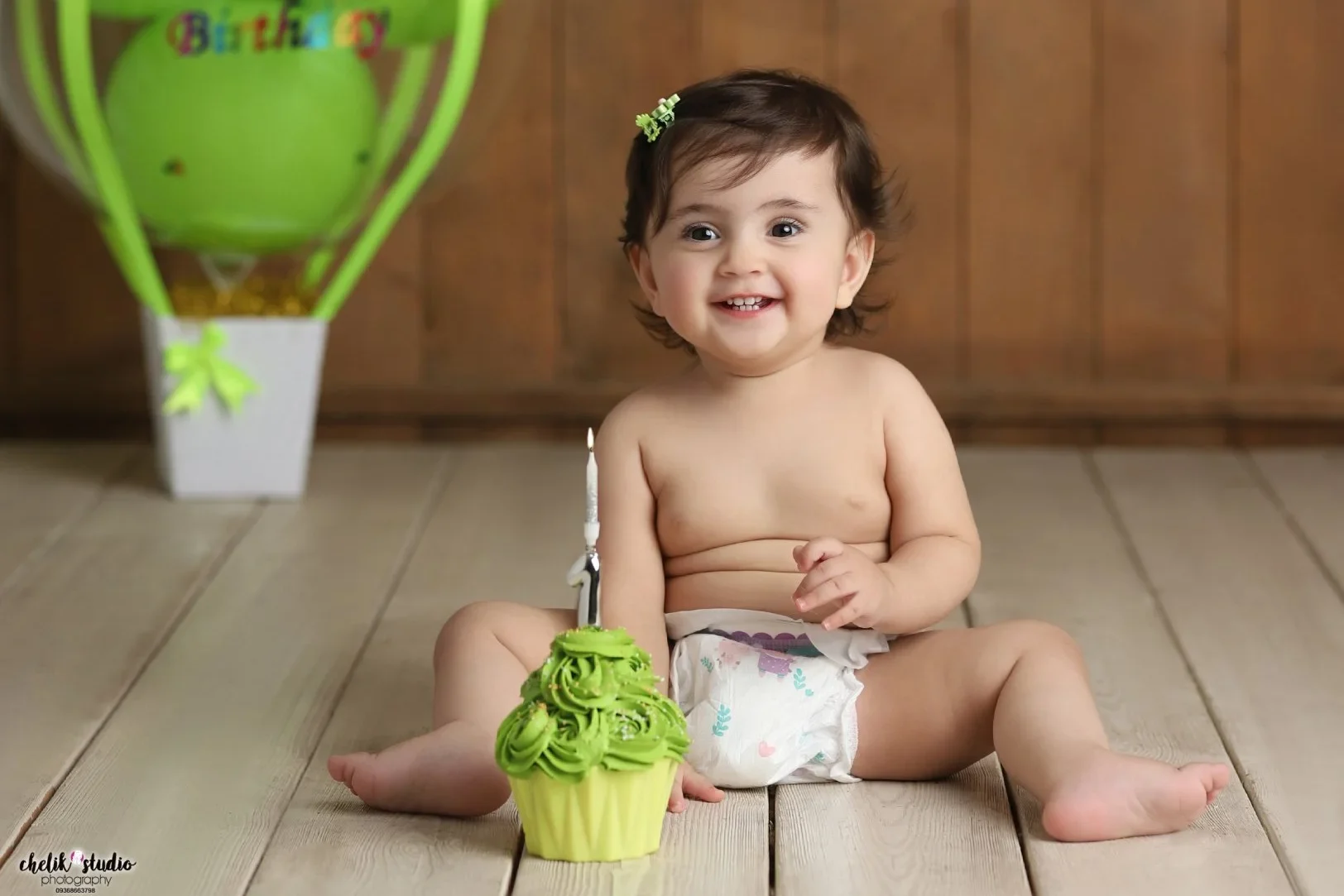 پرتره کودک پیش از شروع عکاسی کیک اسمش