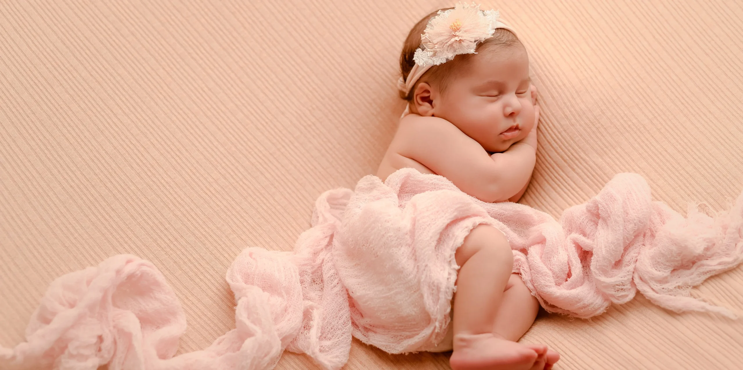 آماده‌سازی نوزاد برای عکاسی در آتلیه چلیک